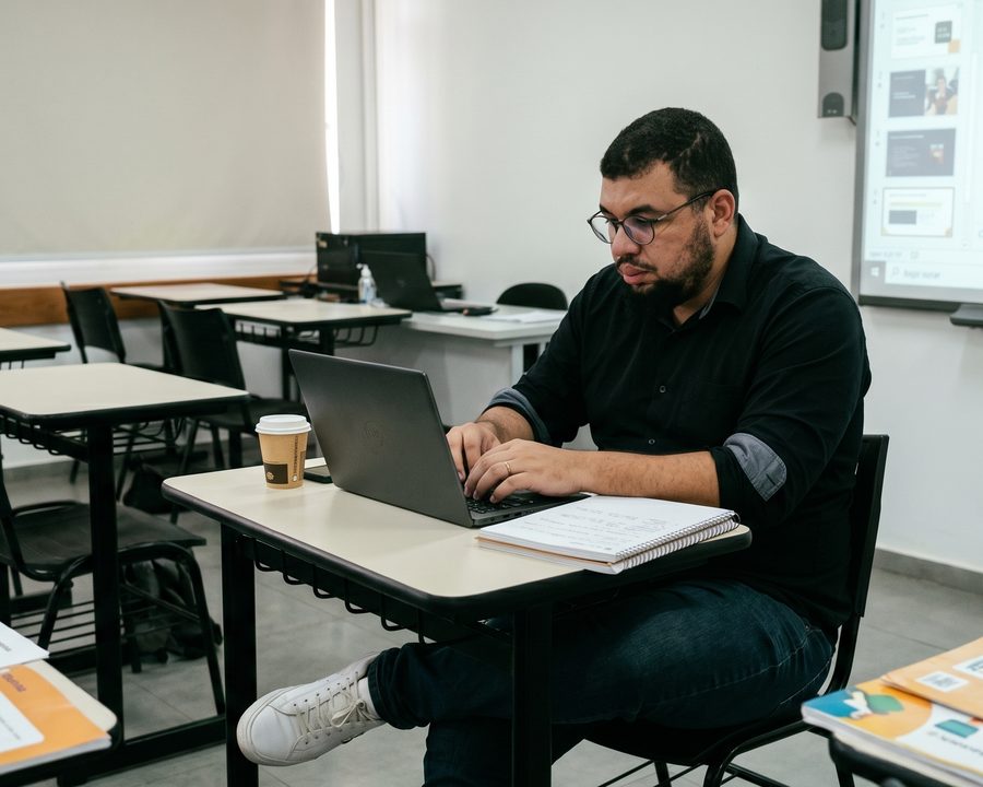 Luis Filipe em sala de aula usando IA
