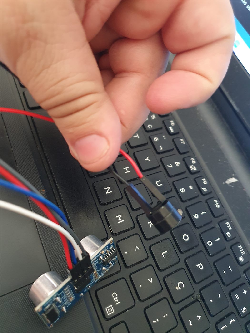 Pinos digitais do Arduino Uno numerados, mostrando os pinos 0 e 1 no canto